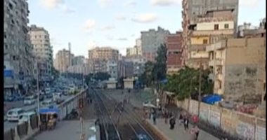 عودة حركة القطارات بأبو قير بعد توقفها بسبب مصرع وإصابة آخر.. فيديو