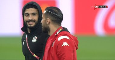 شاهد على معلول بالأحضان مع لاعبي منتخب مصر قبل مواجهة تونس 