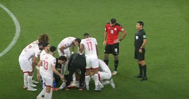 فيديو .. ياسين مرياح يغادر مباراة مصر وتونس مصابا