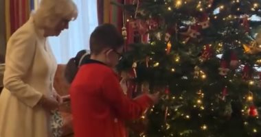 دوقة كورنوال تزين شجرة الكريسماس بـ"كلارينس هاوس" برفقة طفلين.. فيديو