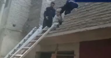 شاهد.. لحظة إنقاذ مسن وابنته من أسفل منزل منهار بسوهاج