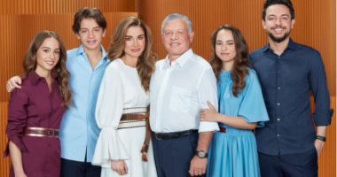 بهاشتاج العائلة .. الملكة رانيا تنشر صورة برفقة الملك وأبنائهما الأمراء