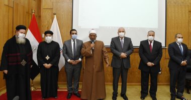 محافظ قنا يكرم ثلاثه من رجال الدين لإعلائهم قيم التآخى والوحدة الوطنية