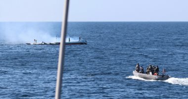 انفجار قارب تهريب قرب خليج عمان.. والبحرية الأمريكية تعلن إنقاذ 5 بحارة