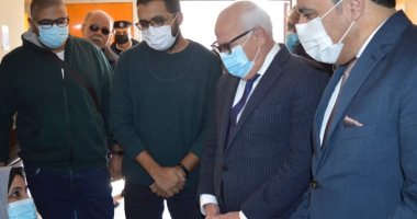 محافظ بورسعيد يتفقد سير العمل داخل مركز تطعيم لقاح كورونا بمركز طب أسرة المناخ