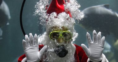 بابا نويل تحت الماء.. المكسيك تستقبل الكريسماس برسم البهجة على وجوه الأطفال