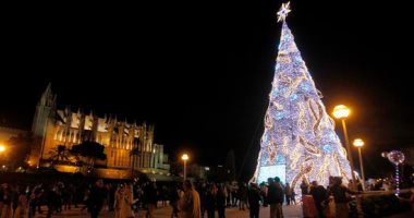 عواصم أوروبا تتجمل لاستقبال الكريسماس بأشجار عيد الميلاد