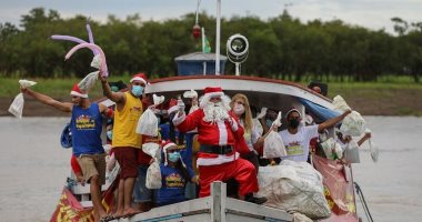 بابا نويل في قارب لإسعاد أطفال أكبر غابة استوائية بالعالم.. صور