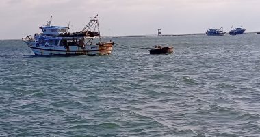 إعلان الطوارئ وتوقف حركة الصيد بميناء بورسعيد لسوء الأحوال الجوية.. صور