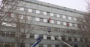 طلاب فرق الإنقاذ الروسية يزورون مستشفى الأطفال للتهنئة بعيد الميلاد.. فيديو