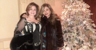 إلهام شاهين وليلى علوى بجانب شجرة الكريسماس للاحتفال بالعام الجديد