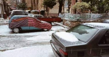 الإسكندرية تكتسى باللون الأبيض.. الثلوج تتساقط على شوارع المحافظة فجرا (فيديو)