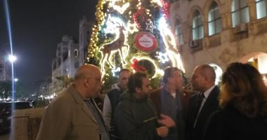 ميدان الكوربة فى مصر الجديدة يتزين بأكبر شجرة للكريسماس.. صور