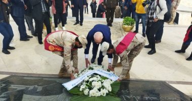 محافظ بورسعيد يضع إكليلا من الزهور على النصب التذكارى احتفالا بالعيد القومى الـ65.. لايف