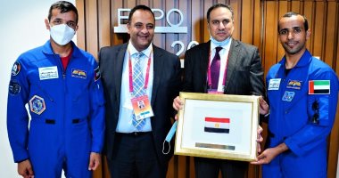 أول رائد فضاء إماراتى يزور جناح مصر بإكسبو ويسلم العلم المصرى لمحطة الفضاء 