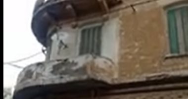 تفاصيل انهيار أجزاء من عقار بالإسكندرية بسبب الرياح وسوء حالة الطقس.. فيديو