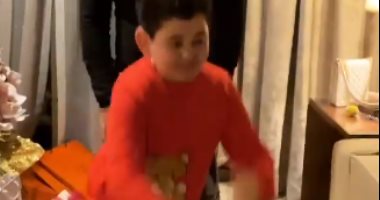 طارق العريان يحتفل مع أبنائه بمناسبة الكريسماس.. وآدم وعلى سعداء بالهدايا "فيديو"