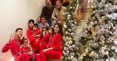 كريستيانو رونالدو يحتفل مع عائلته بالكريسماس باللون الأحمر