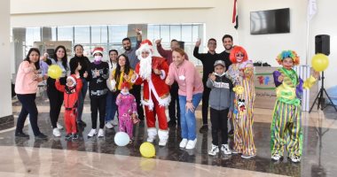 "بابا نويل" يفاجئ أطفال مستشفى السرطان في الأقصر بالهدايا وسط أجواء كرنفالية