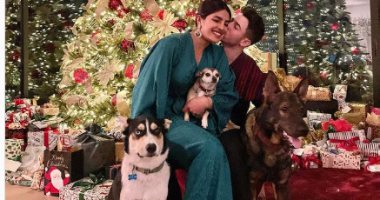 شجرة ضخمة و3 كلاب وهدايا.. هكذا احتفلت بريانكا شوبرا ونيك جوناس بالكريسماس