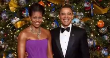 ميشيل وباراك أوباما يحتفلان بالكريسماس: نتمنى لكم عطلة هادئة وممتعة.. فيديو