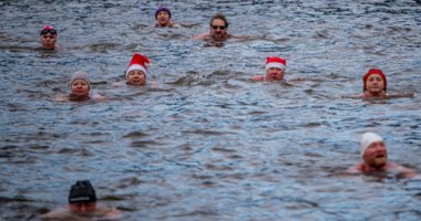 الاحتفال بالكريسماس فى المياه المجمدة.. كرنفال السباحة التقليدية في جمهورية تشيك