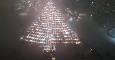 شجرة كريسماس تجهز بـ 465سيارة.. سائقون يحتفلون بعيد الميلاد بطريقتهم"فيديو"