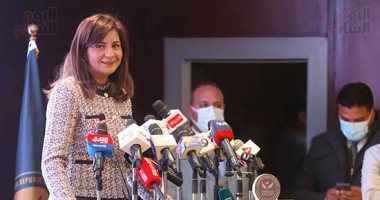 وزيرة الهجرة تكشف تفاصيل تطبيق أول تأمين على المصريين العاملين فى الخارج.. صور