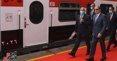 الرئيس السيسى يجرى جولة تفقدية بعربات السكة الحديد الجديدة بمحطة أسوان