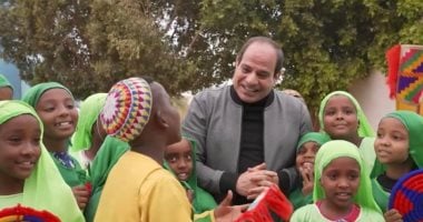 الرئيس الأب.. السيسى يلتقط مع أطفال أسوان صورا تذكارية