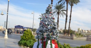 ميادين وشوارع الأقصر تتزين بأشجار الكريسماس للاحتفال بالعام الجديد 2022