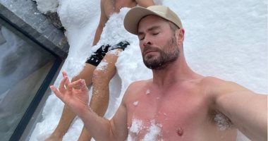 كريس هيمسوورث يستعرض مهاراته فى تحمل الصقيع بحمام الثلج