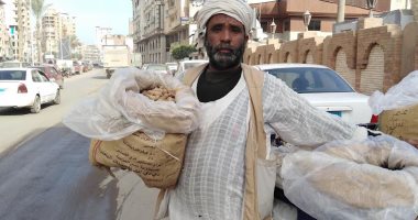 أسوانى يبيع التمور فى شوارع دمياط.. شوف قصة أحمد حمد.. لايف وصور