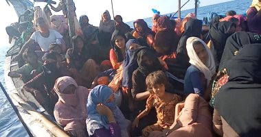 صور.. إندونيسيا ترفض استقبال قارب يقل 120 لاجئا من الروهينجا