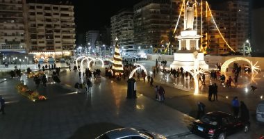 أشجار الكريسماس والأضواء تزين ساحة مصر ببورسعيد لاستقبال العام الجديد.. فيديو