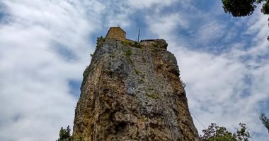 الأكثر عزلة فى العالم.. قصة كنيسة أثرية عمرها 1000 عام فوق صخرة بجورجيا