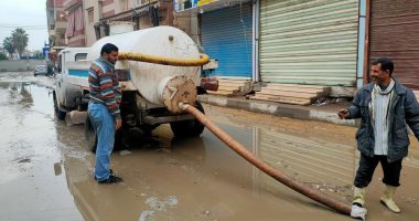مجلس مدينة قطور  بالغربية يواصل عمليات شفط مياه الأمطار من الشوارع