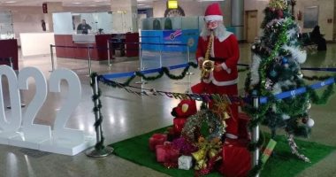 مطار الغردقة يستقبل العام الجديد بتعليق الزينة وأشجار الميلاد.. صور