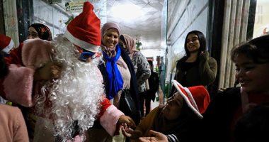 الطفل "أندرو".. قبطى يوزع هدايا رأس السنة على جيرانه المسلمين