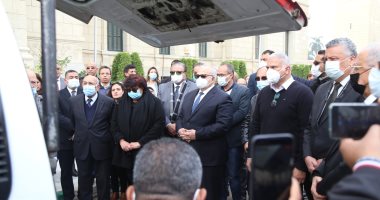 وزيرة الثقافة تتقدم مسيرة تشييع جثمان جابر عصفور إلى جامعة القاهرة.. فيديو وصور