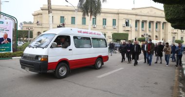 جثمان جابر عصفور يتوجه لـ جامعة القاهرة بعد انتهاء صلاة الجنازة..صور