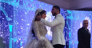قبلة على الجبين من رامى ربيعة لـ عروسته.. صور