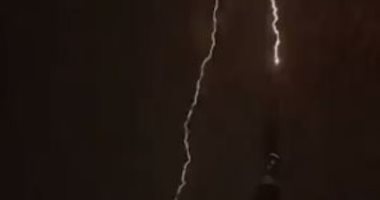أمطار غزيرة على دبى وصاعقة رعدية تضرب قمة برج خليفة.. فيديو