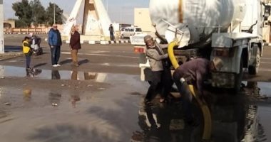 أمطار وسيول بالحسنة في وسط سيناء ومجلس المدينة يدفع بمعدات لسحبها.. صور