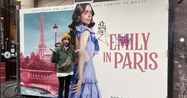 ليلى كولينز تنشر صورة تكشف غضب الباريسيين من مسلسل Emily In Paris.. فيديو