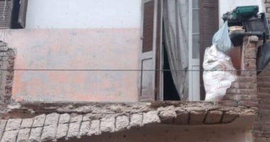 إزالة 4 شرفات من المنزل المنهار جزئيا بمدينة كفرالزيات فى الغربية 