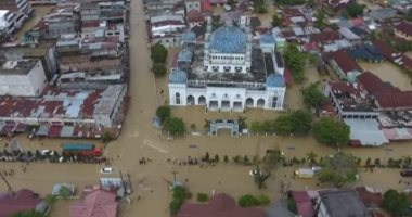 تشريد الآلاف جراء الفيضانات في إندونيسيا .. فيديو