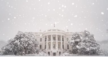 "كأنها زينة عيد الميلاد".. الثلوج تغطى البيت الأبيض