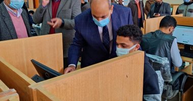 رئيس جامعة المنيا يتابع الاختبار الإلكترونى التجريبى لطلاب كلية الصيدلة
