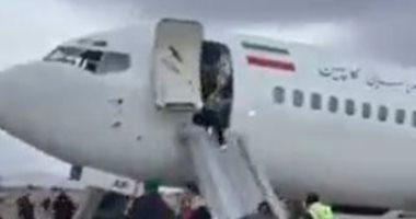 خلل فنى يرغم طائرة إيرانية على الهبوط فى الشارع.. وفزع بين الركاب.. فيديو